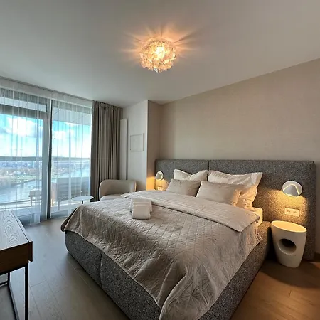 Skysuite 24 - Eurovea Tower Apartment *